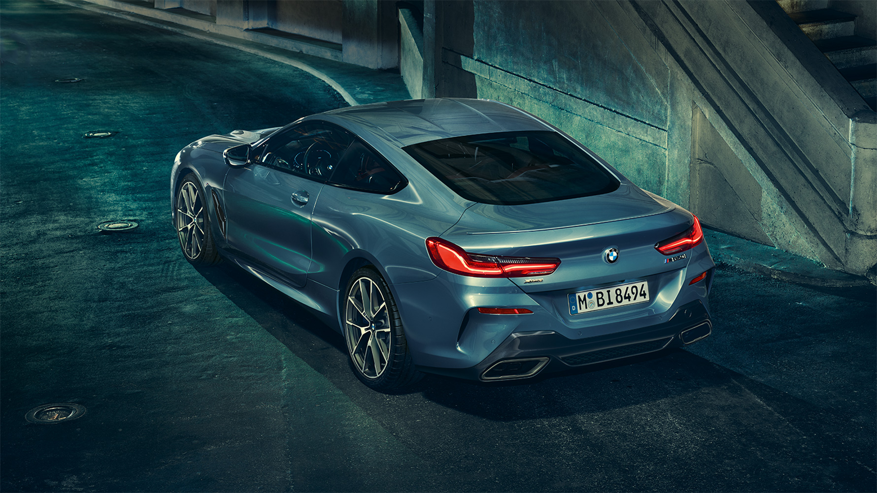 Yeni BMW 8 Serisi Coupé, arka kısmının görüntüsü Gece şehir içinde Yeni BMW 8 Serisi Coupé'nin arka kısmının görüntüsü.
