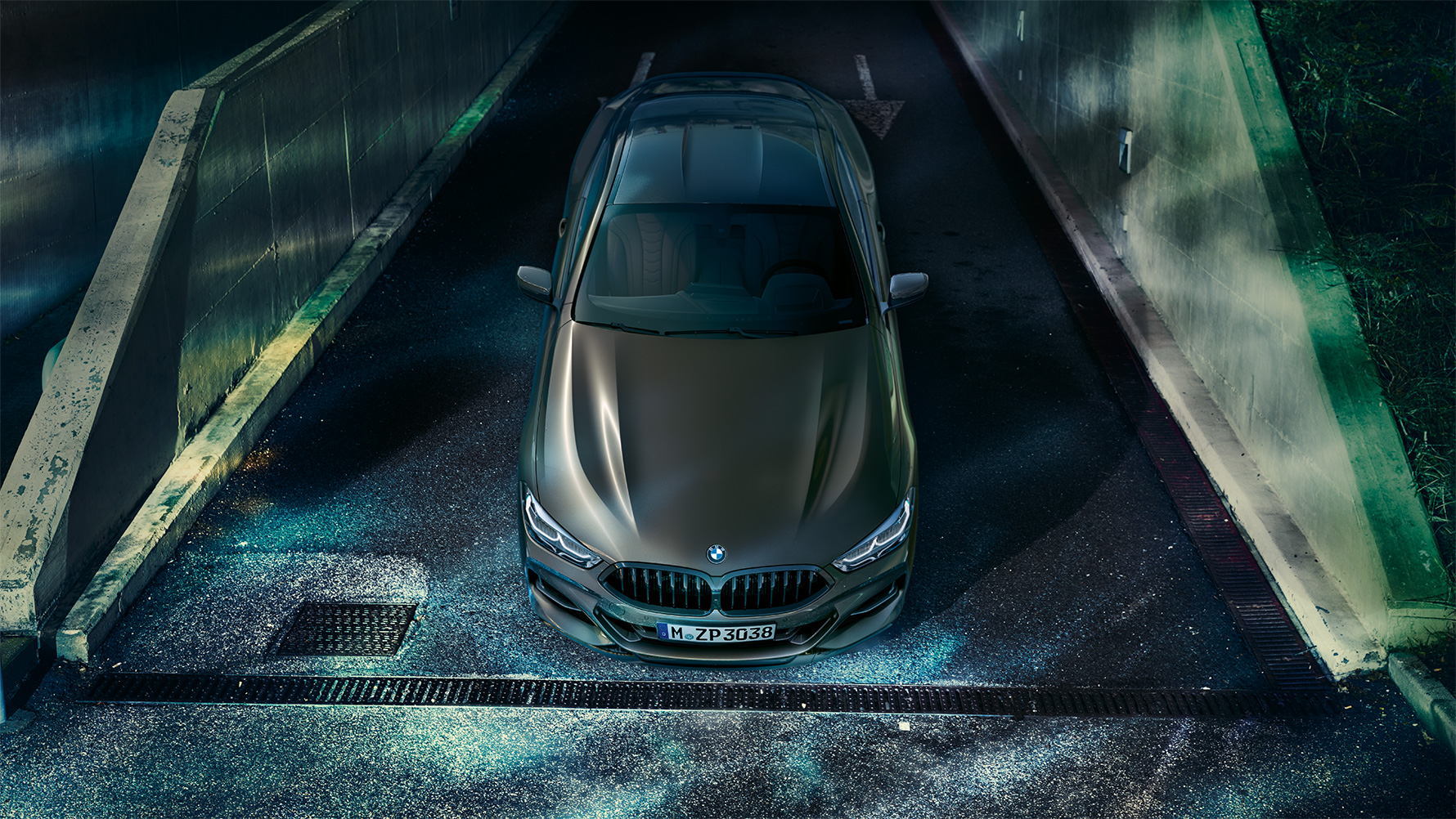 BMW Individual donanımına sahip Yeni BMW 8 Serisi Coupé'nin gece şehir içinde önden görüntüsü. BMW Individual donanımına sahip Yeni BMW 8 Serisi Coupé'nin gece şehir içinde önden görüntüsü.