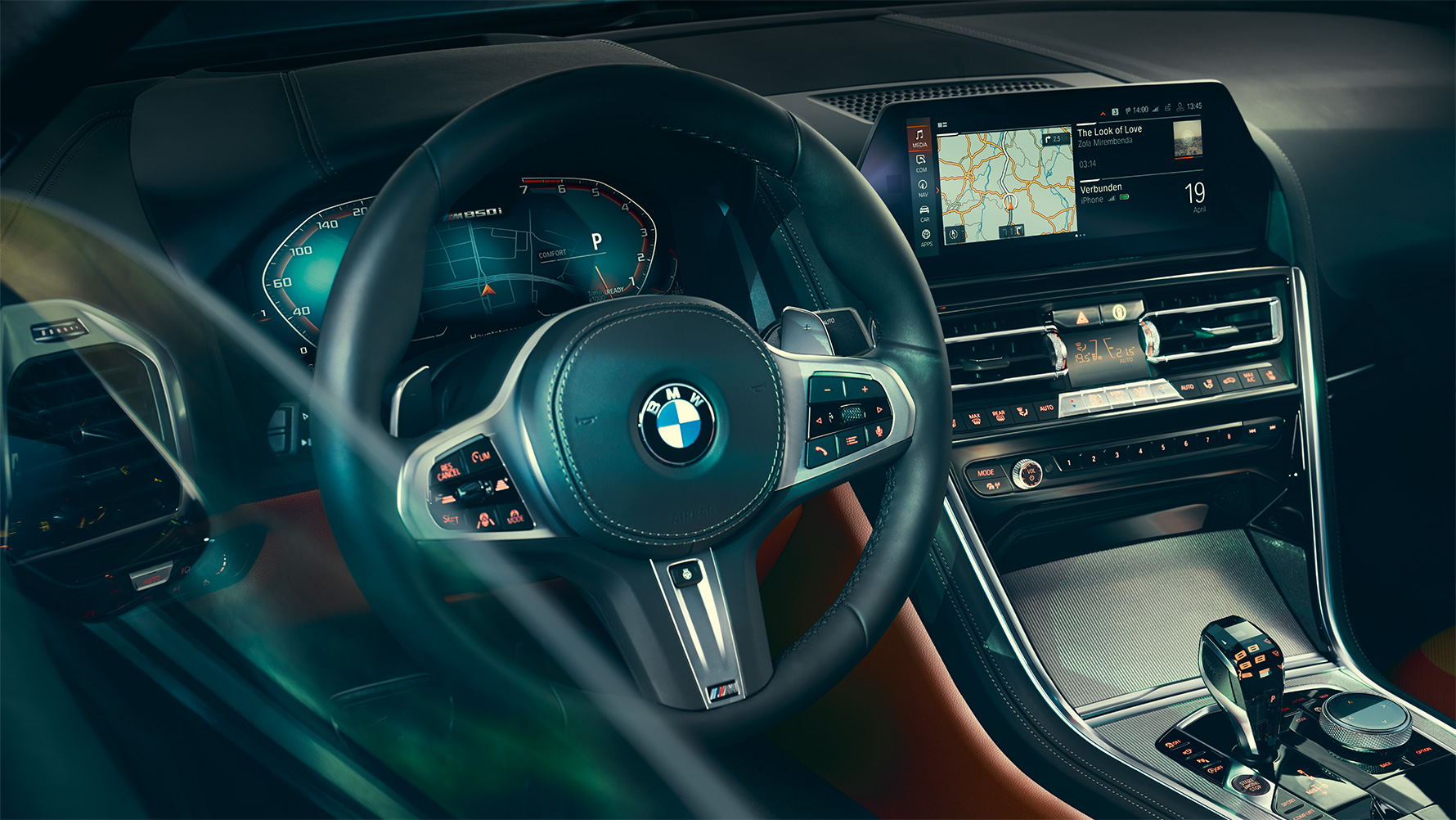 Yeni BMW 8 Serisi Coupé, kokpit Yeni BMW 8 Serisi Coupé'nin iç tasarımının direksiyon odaklı yakın plandan çekilmiş görüntüsü.