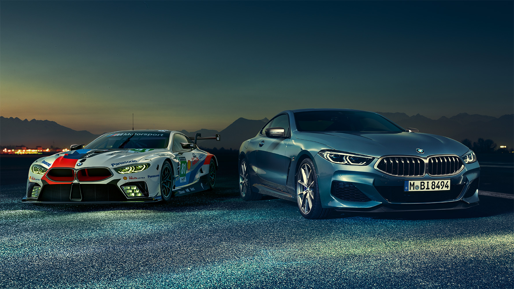 Yeni BMW 8 Serisi Coupé ve M8 GTE'nin görüntüsü. Yeni BMW 8 Serisi Coupé ve M8 GTE'nin gece şehir içinde görüntüsü.