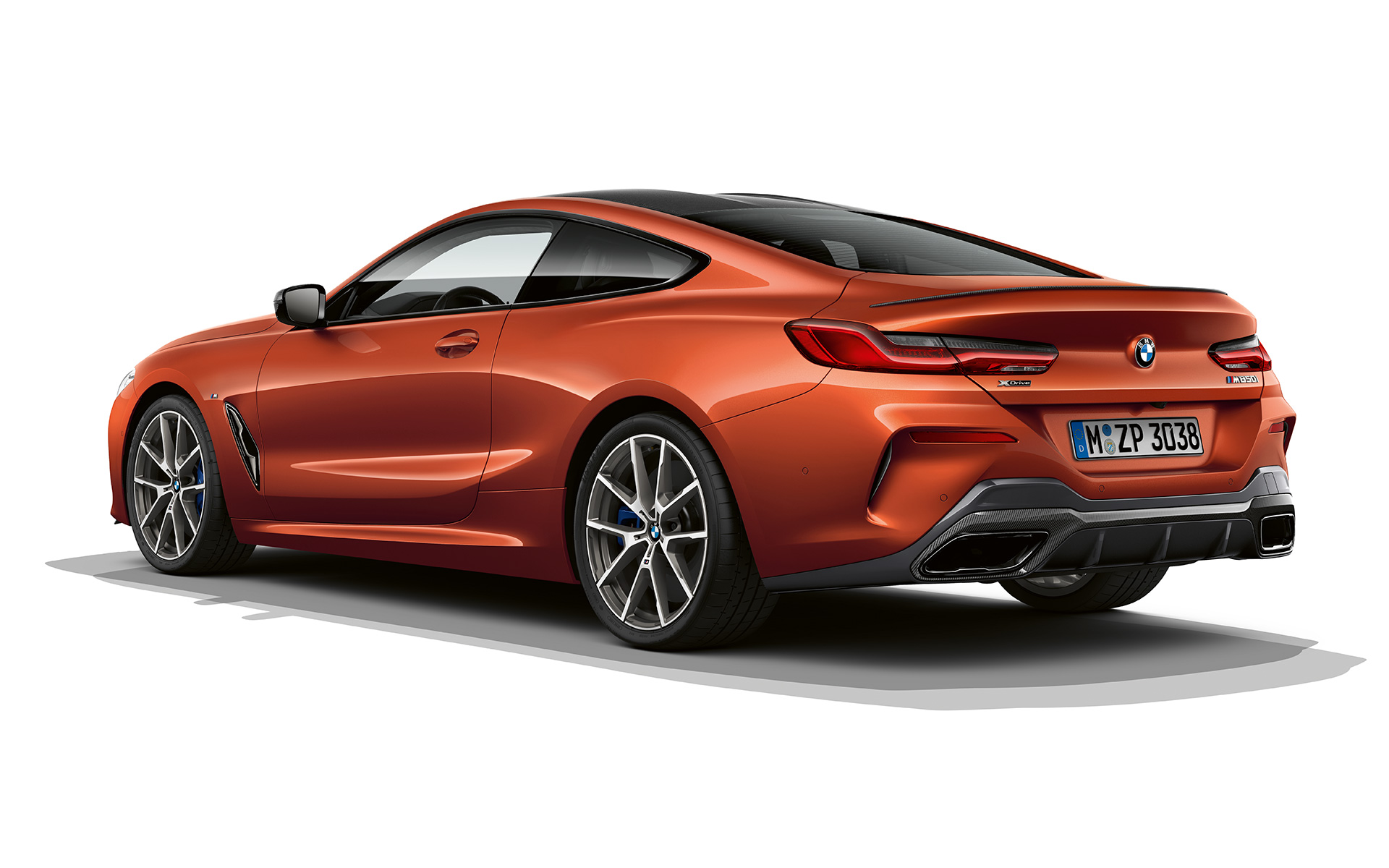 Yeni BMW 8 Serisi Coupé, metalik Sunset Orange Metalik Turuncu / Sunset Yeni BMW 8 Serisi Coupé'nin beyaz arka planda görüntüsü.