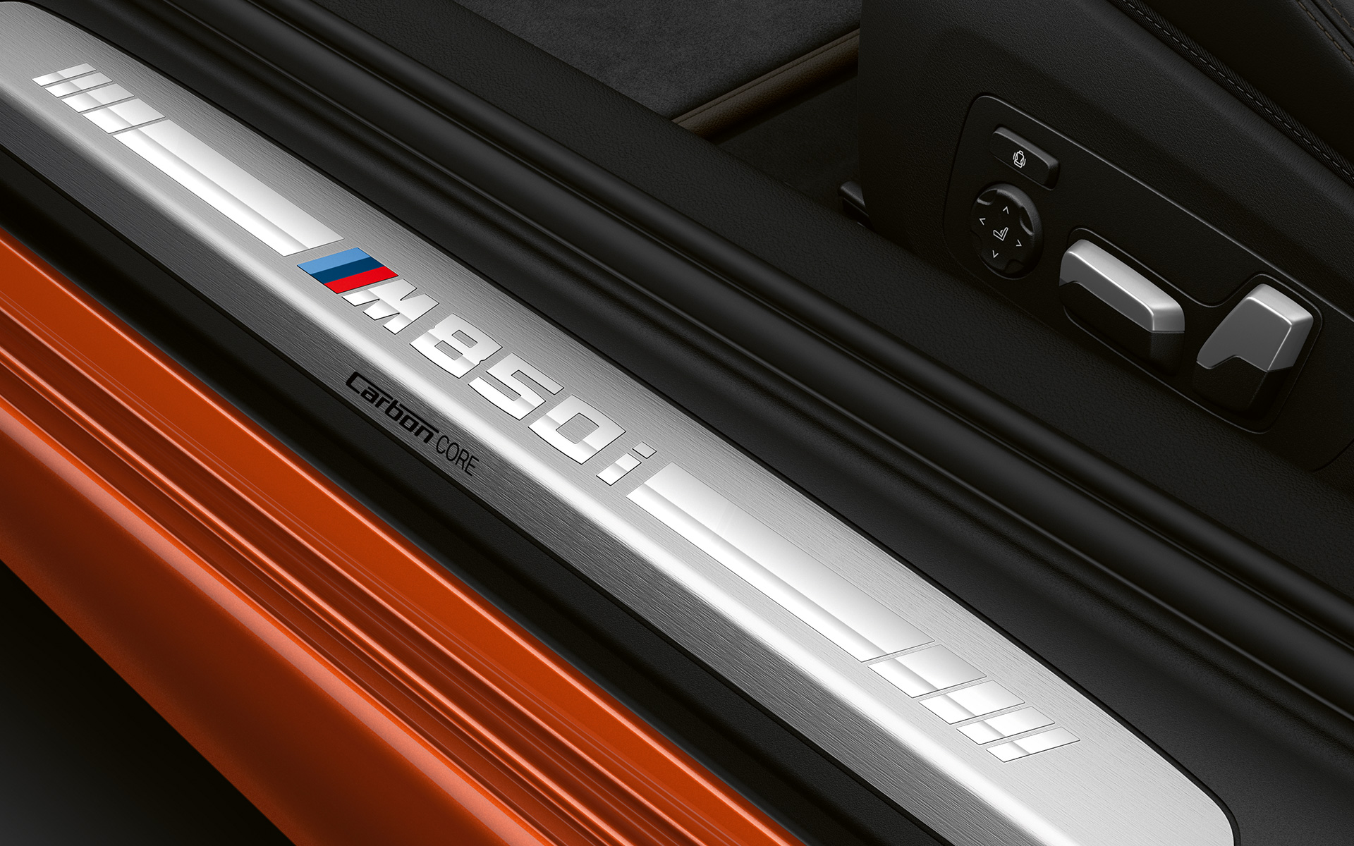 Yeni BMW 8 Serisi Coupé, M850i kapı eşiği Yeni BMW 8 Serisi Coupé'nin M850i logolu kapı eşiğinin yakın plandan çekilmiş görüntüsü.