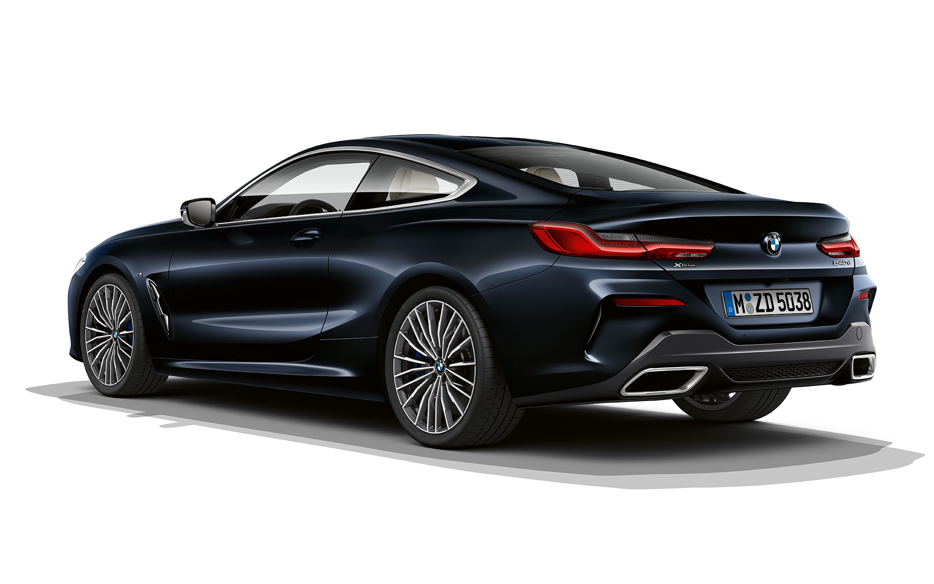 Yeni BMW 8 Serisi Coupé, Metalik Siyah / Carbon Metalik Siyah / Carbon Yeni BMW 8 Serisi Coupé'nin beyaz arka planda görüntüsü.