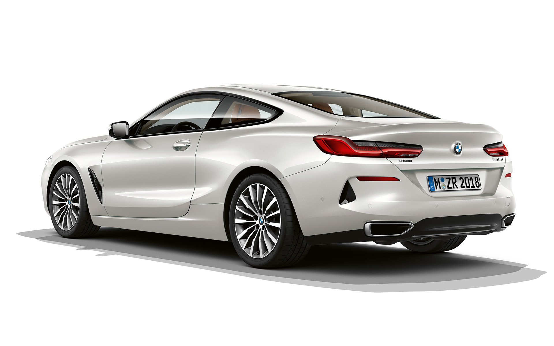 Metalik Beyaz / Mineral Yeni BMW 8 Serisi Coupé. Metalik Beyaz / Mineral Yeni BMW 8 Serisi Coupé'nin beyaz arka plan üzerinde görüntüsü.