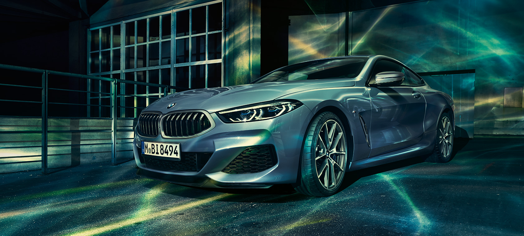Yeni BMW 8 Serisi Coupé, ön kısmı Şehir içinde Yeni BMW 8 Serisi Coupé'nin ön kısmının görüntüsü.