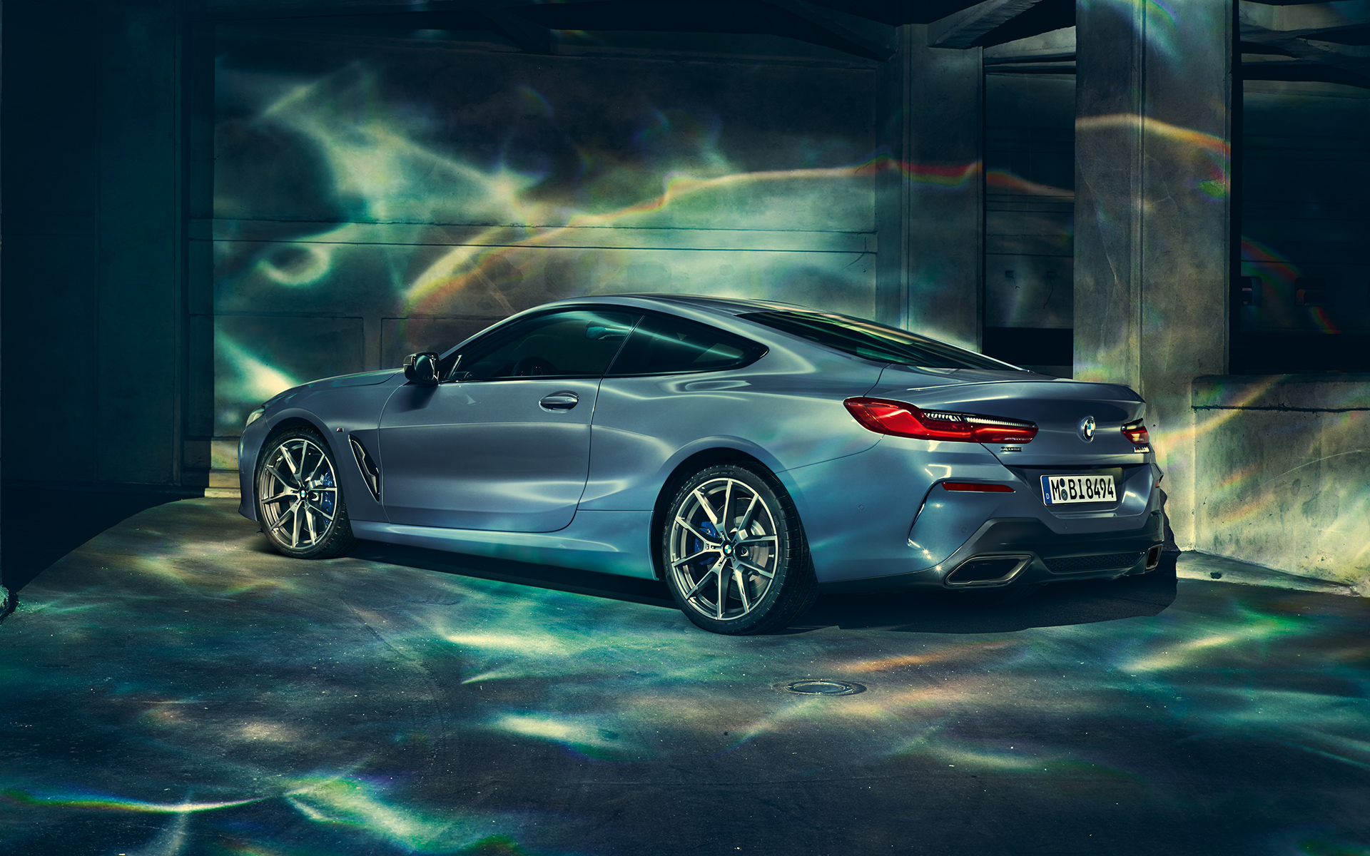 Yeni BMW 8 Serisi Coupé, soldan görünüm Şehir içinde Yeni BMW 8 Serisi Coupé'nin sol taraftan çekilmiş görüntüsü.