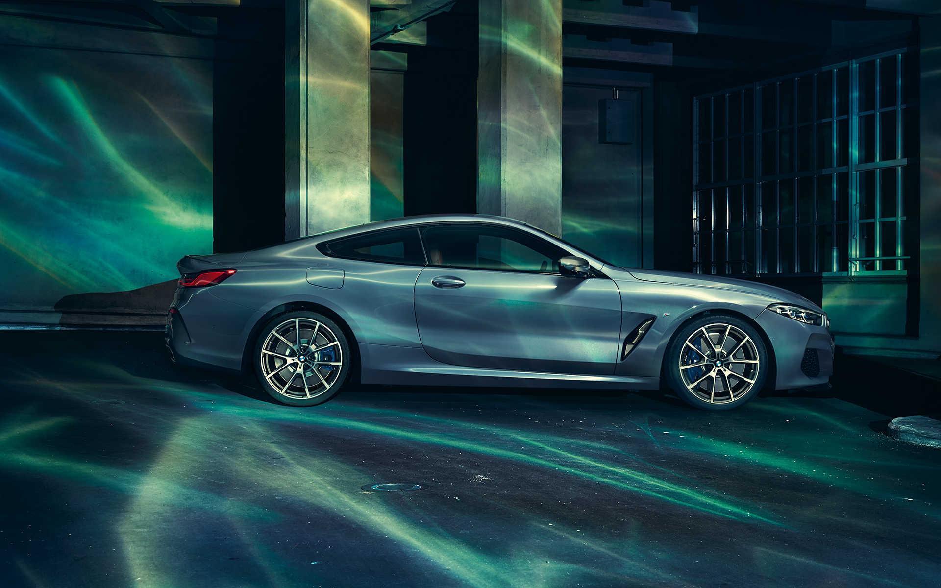 Yeni BMW 8 Serisi Coupé, sağdan görünüm Şehir içinde Yeni BMW 8 Serisi Coupé'nin sağ taraftan çekilmiş görüntüsü.