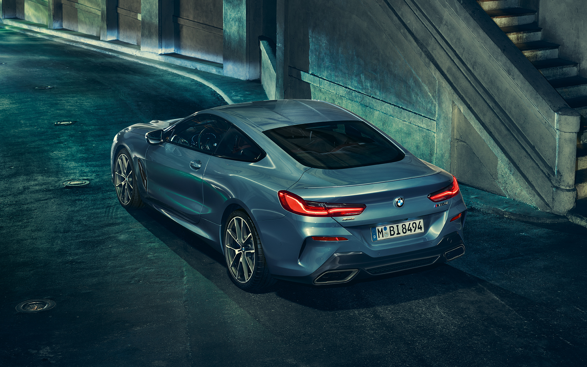Yeni BMW 8 Serisi Coupé, arka kısmının dörtte üçünün görünümü Şehir içinde Yeni BMW 8 Serisi Coupé'nin sol arka kısmının dörtte üçünü gösteren görüntüsü.