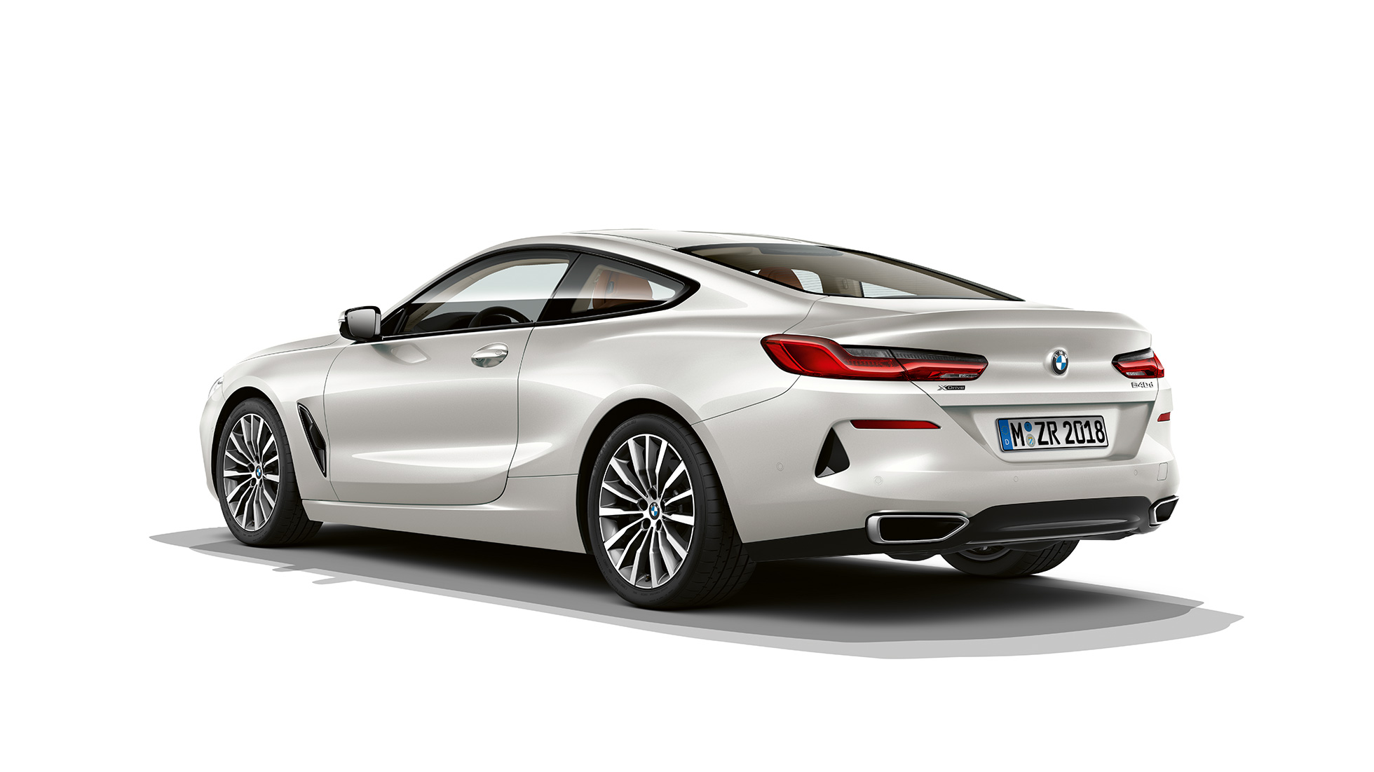 BMW 8 Serisi Coupé, arkadan görünüm. BMW 8 Serisi Coupé, Metalik Beyaz/Mineral, arkadan görünüm.