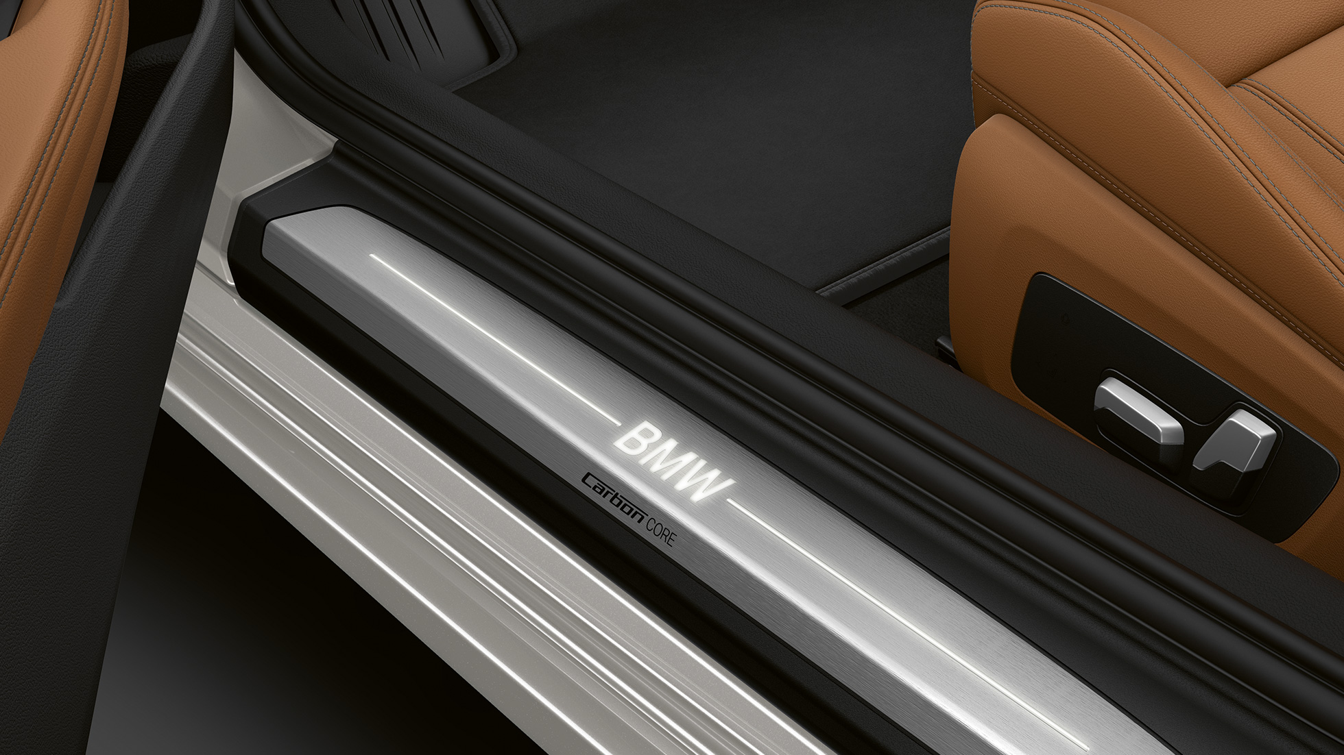BMW 8 Serisi Coupé, kapı eşik kaplamaları. BMW 8 Serisi Coupé, Işıklı BMW yazılı kapı eşik kaplamaları.