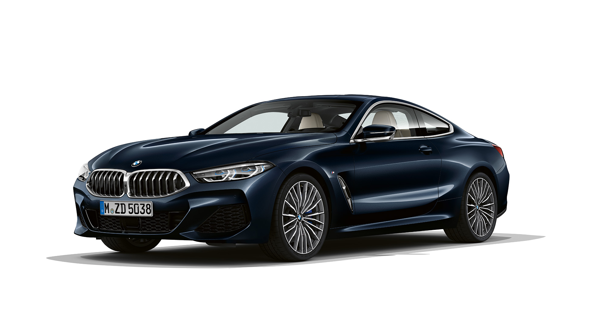 BMW 8 Serisi Coupé, önden görünüm. BMW 8 Serisi Coupé, Metalik Karbon Siyah önden görünüm.