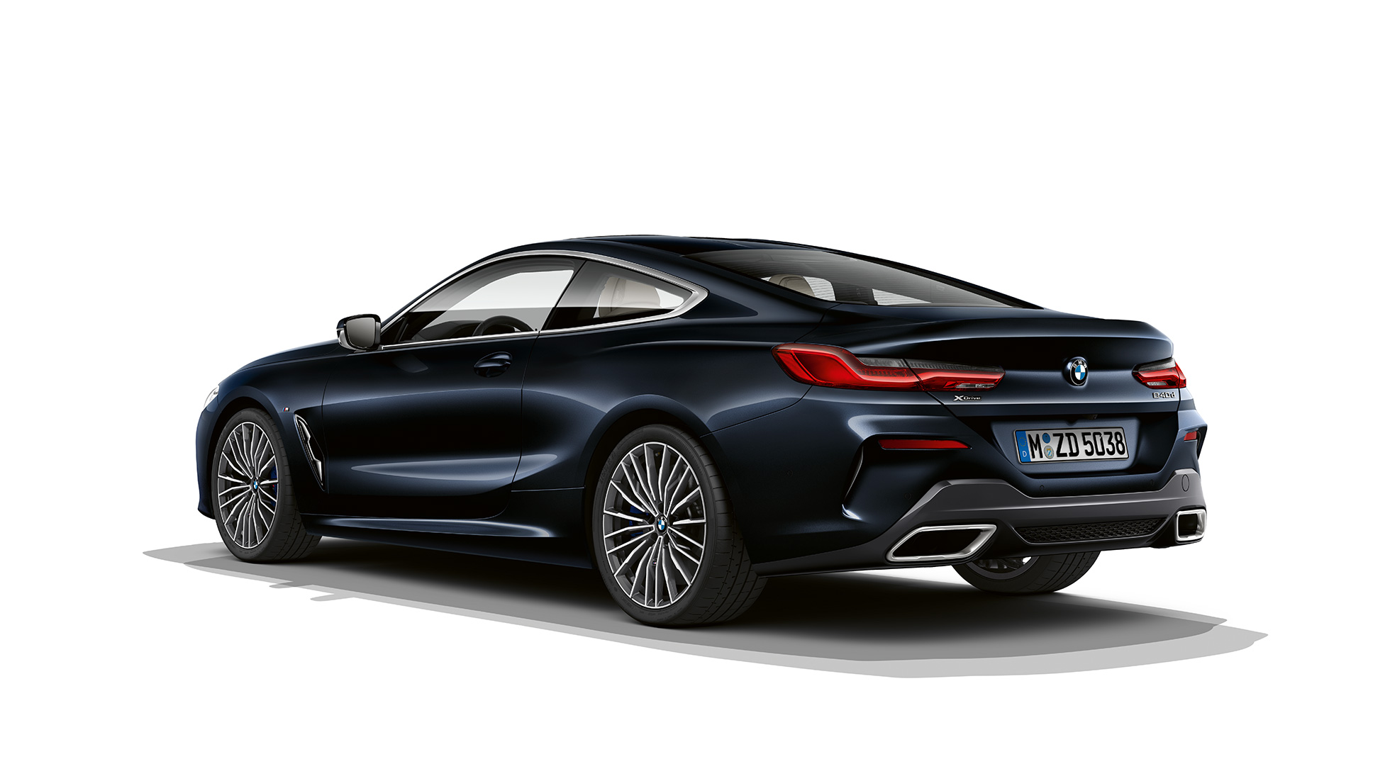 BMW 8 Serisi Coupé, arkadan görünüm. BMW 8 Serisi Coupé, Metalik Karbon Siyah arkadan görünüm.
