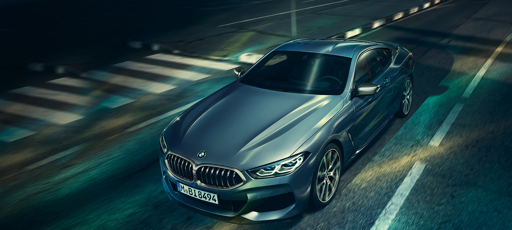 BMW 8 Serisi Coupé, önden görünüm. BMW 8 Serisi Coupé, motor bölümü kapağı üzerinden önden görünüm.