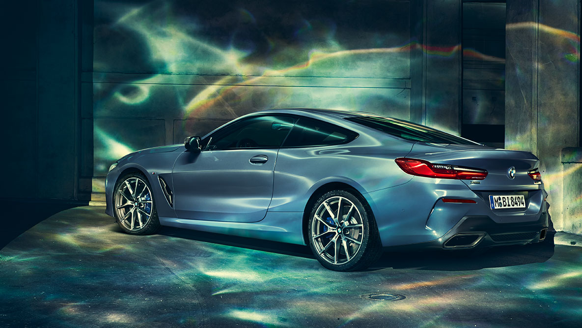 BMW 8 Serisi Coupé, arka görünüm. Gece şehir içinde BMW 8 Serisi Coupé'nin arkadan görüntüsü.