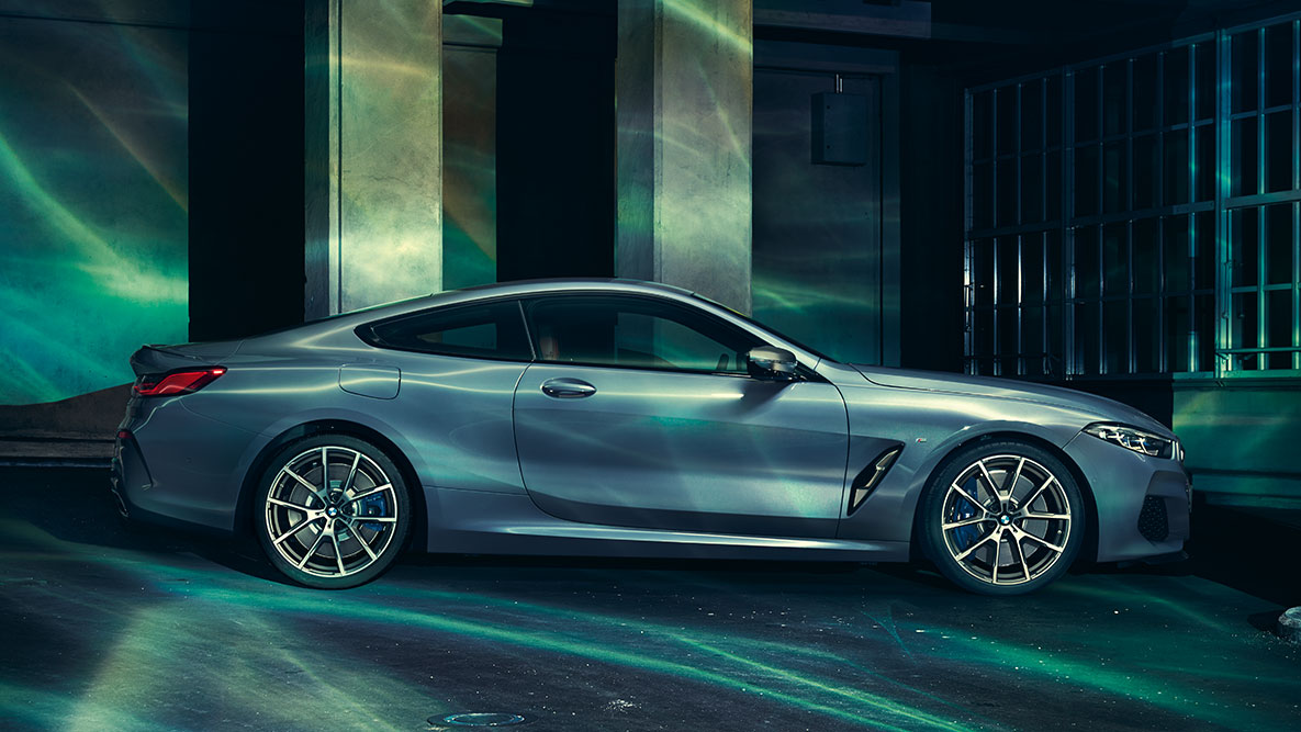 BMW 8 Serisi Coupé, yandan görünüm. Şehir içinde BMW 8 Serisi Coupé durağan halde yan görünüm.