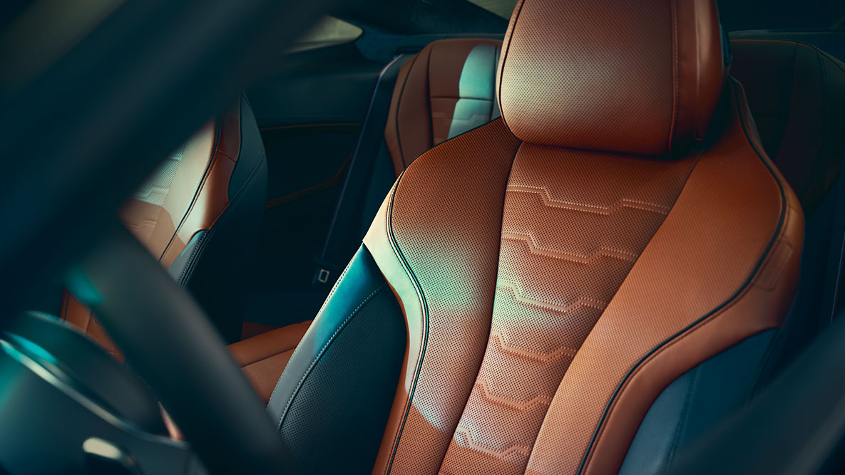 BMW 8 Serisi Coupé çok fonksiyonlu koltuk. BMW 8 Serisi Coupé çok fonksiyonlu Merino deri koltuğun yakın plan görüntüsü.
