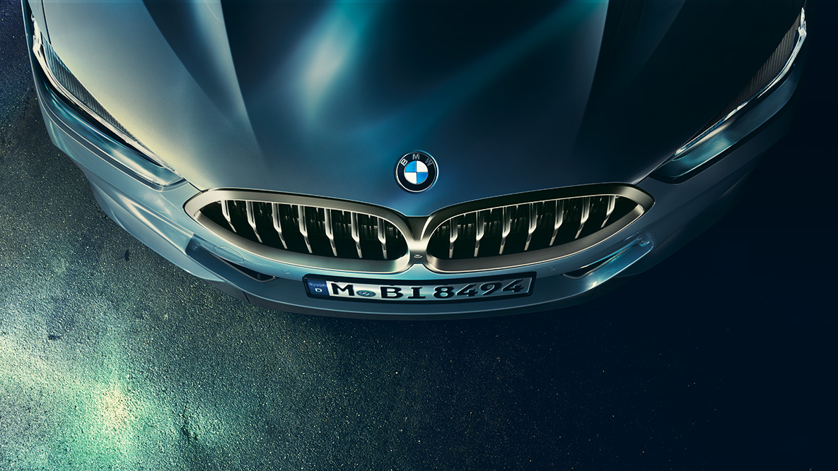 BMW 8 Serisi Coupé, motor bölümü kapağı. BMW 8 Serisi Coupé'nin motor bölümü kapağının kuş bakışı olarak yakın plandan çekilmiş görüntüsü.