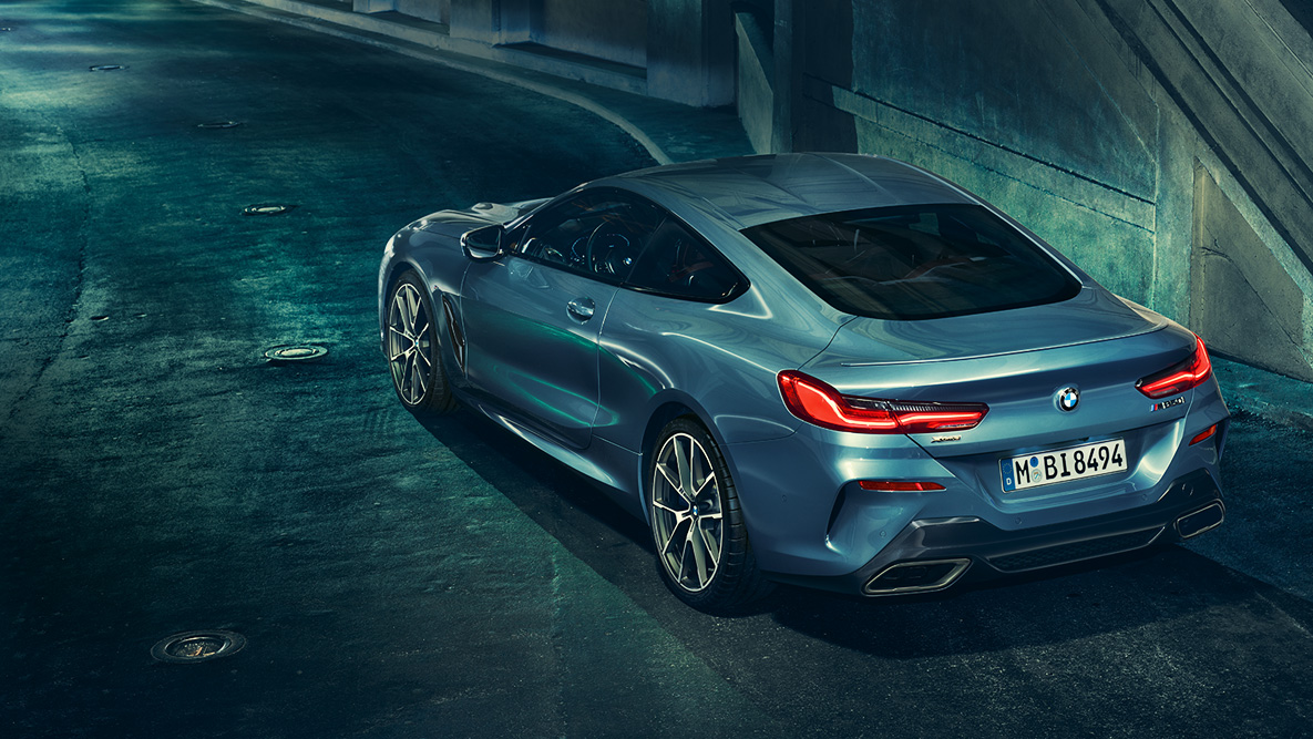 BMW 8 Serisi Coupé, arka görünüm. Gece şehir içinde BMW 8 Serisi Coupé'nin arkadan görüntüsü.