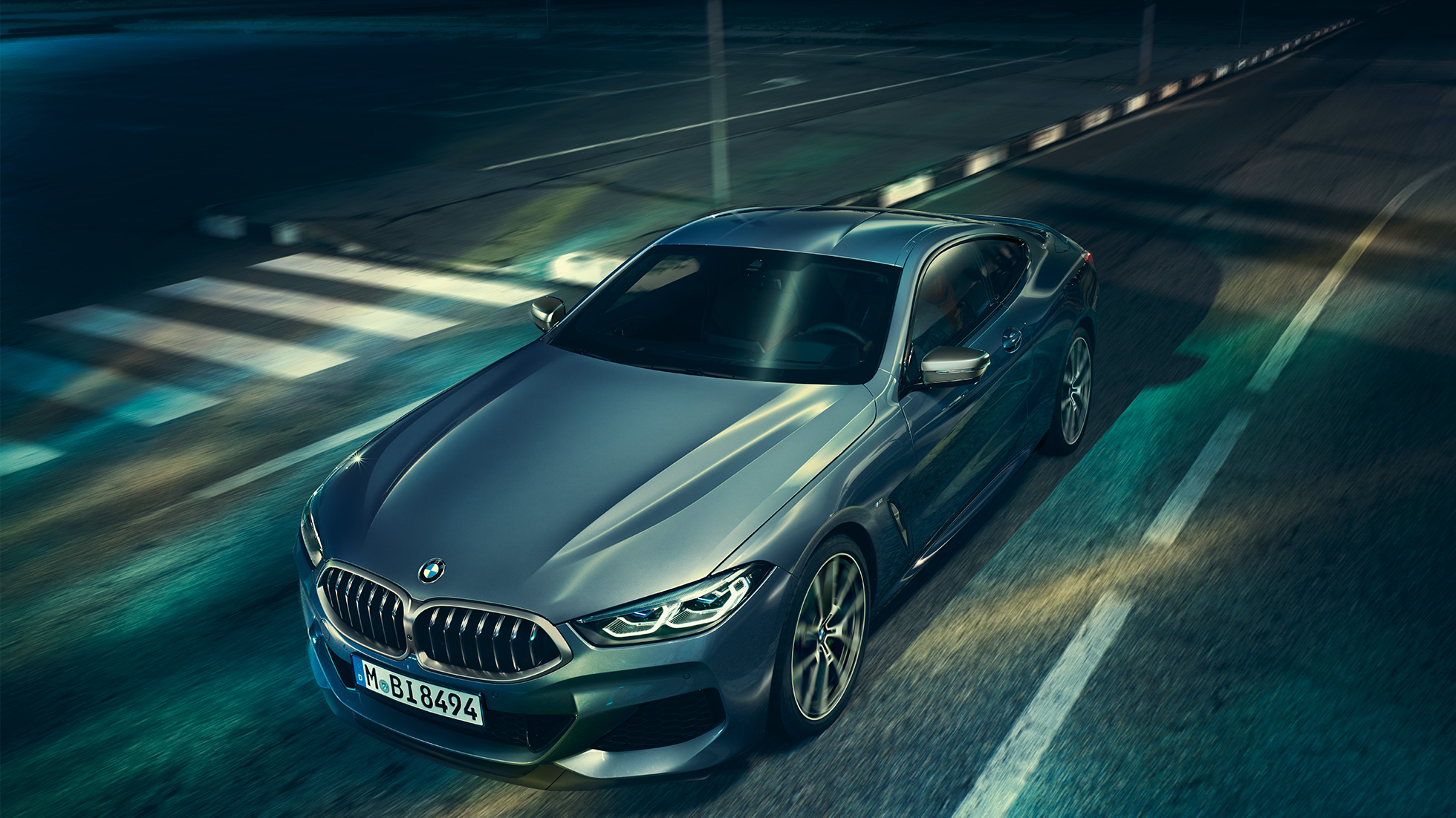 BMW 8 Serisi Coupé, önden görünüm. BMW 8 Serisi Coupé, motor bölümü kapağı üzerinden önden görünüm.