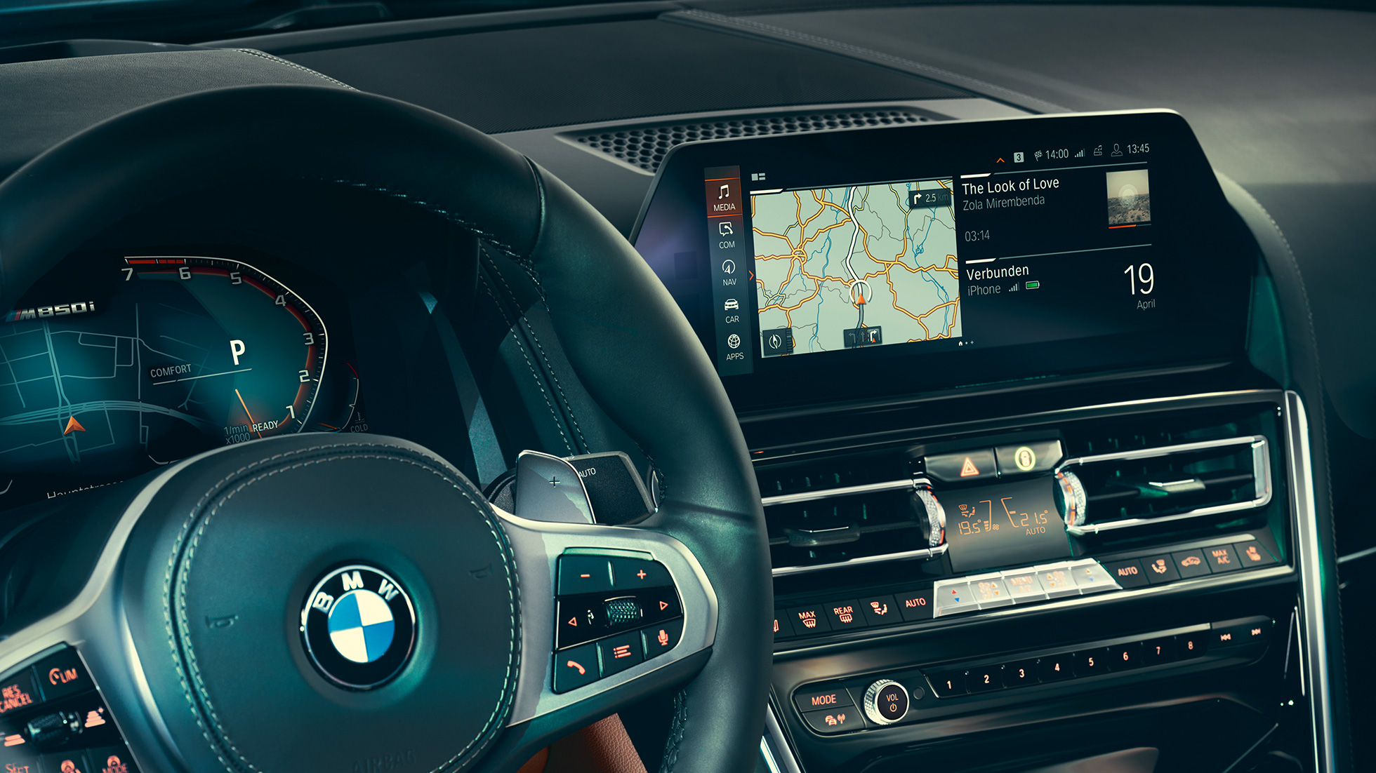 BMW 8 Serisi Coupé, kokpit. BMW 8 Serisi Coupé, direksiyon ve kontrol ekranı ile kokpitin yakın plan görüntüsü.