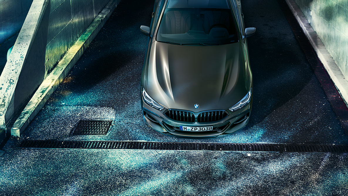 BMW 8 Serisi Coupé’nin önden görüntüsü. BMW Individual donanımına sahip BMW 8 Serisi Coupé'nin gece şehir içinde önden görüntüsü.
