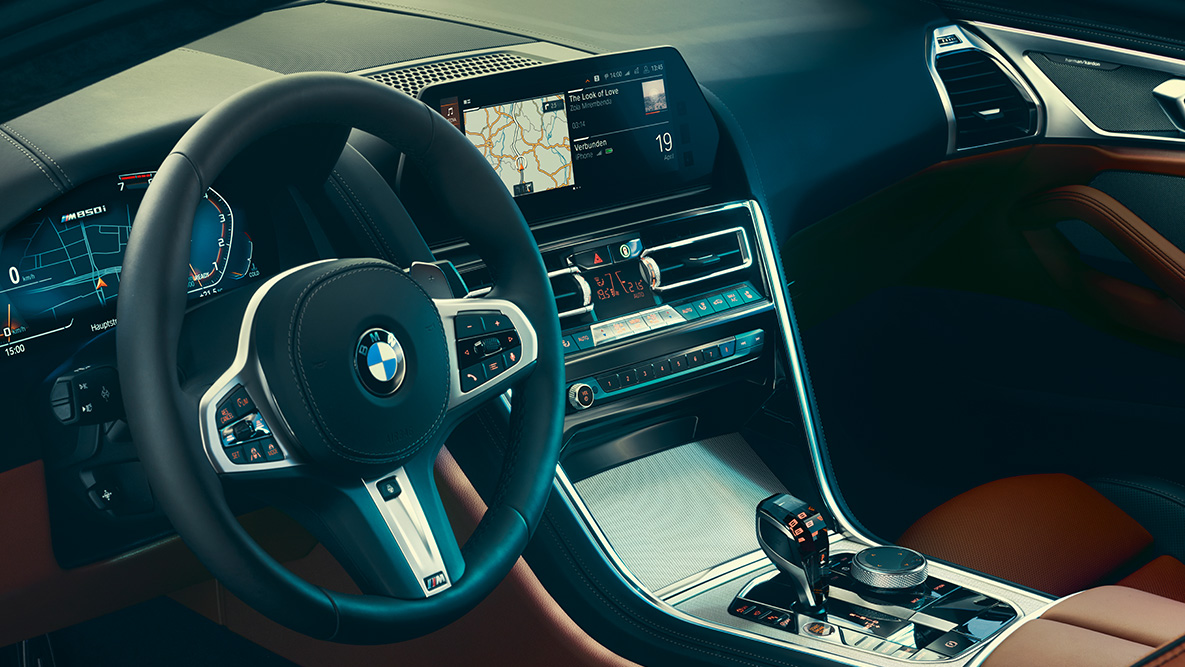 BMW 8 Serisi Coupé, kokpit. BMW 8 Serisi Coupé kokpitinin yakın plan görüntüsü