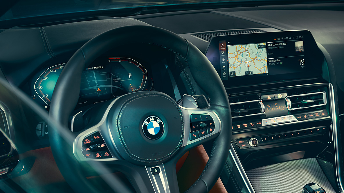 BMW 8 Serisi Coupé, kokpit. BMW 8 Serisi Coupé'nin iç tasarımının direksiyon odaklı yakın plandan çekilmiş görüntüsü.