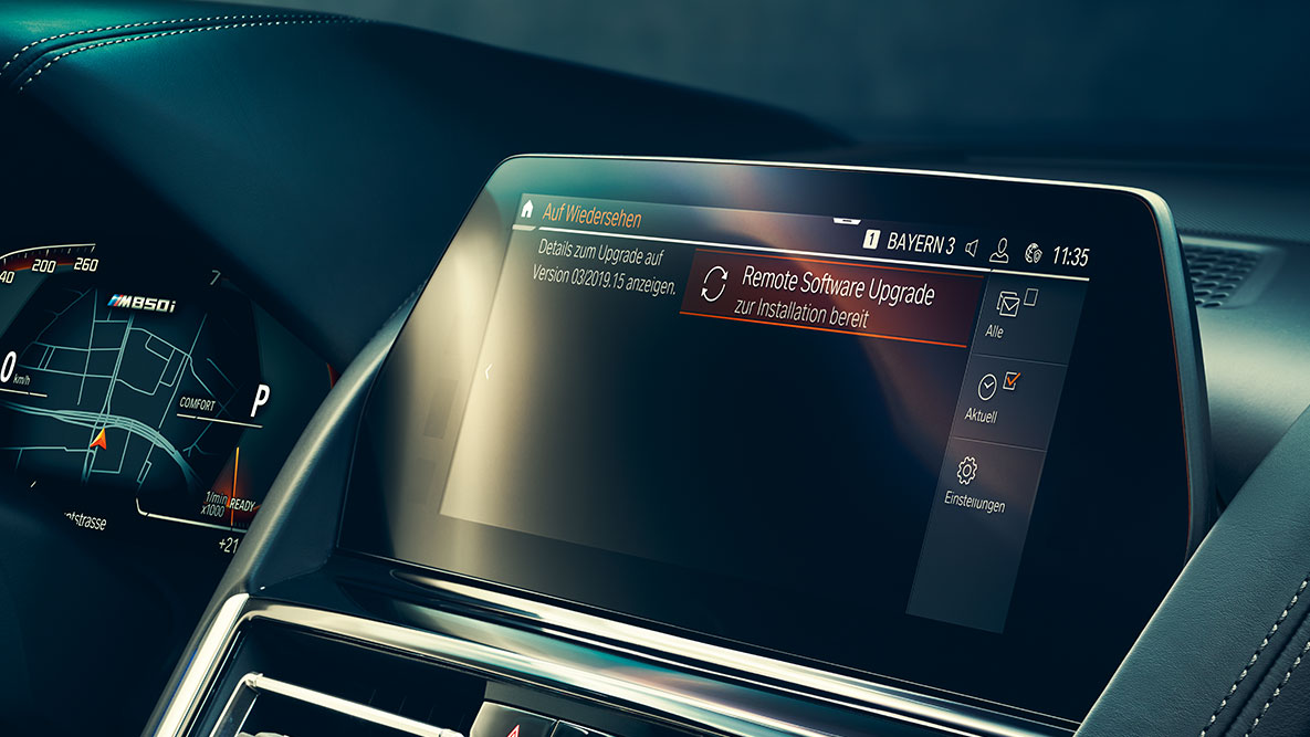 BMW 8 Serisi Coupé, kokpit. Kontrol Ekranı ve Uzaktan Yazılım Güncelleme ile BMW 8 Serisi Coupé'nin iç tasarımı.