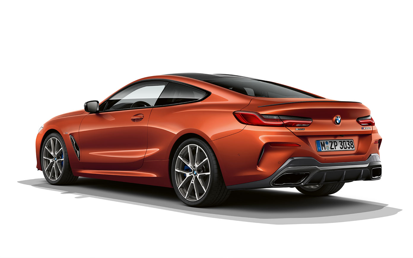 BMW 8 Serisi Coupé, Metalik Turuncu/Sunset Metalik Turuncu/Sunset BMW 8 Serisi Coupé'nin beyaz arka planda görüntüsü.