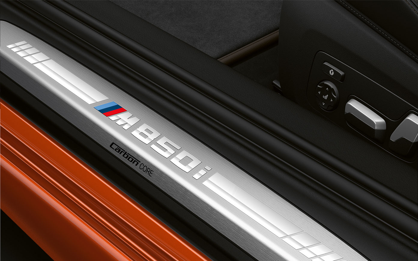 BMW 8 Serisi Coupé, M850i kapı eşiği. BMW 8 Serisi Coupé'nin M850i logolu kapı eşiğinin yakın plandan çekilmiş görüntüsü.