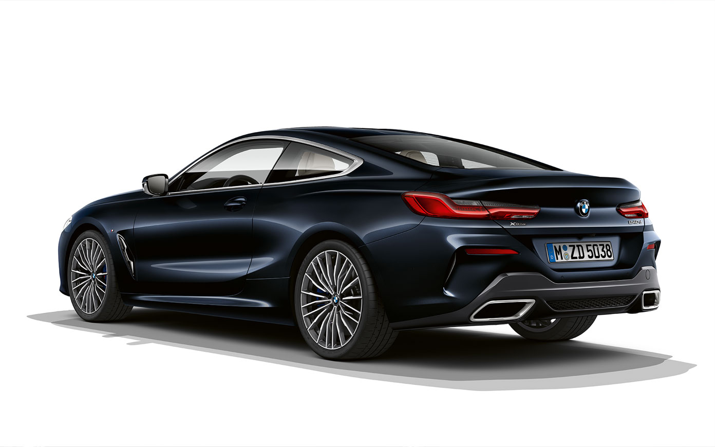 BMW 8 Serisi Coupé, Metalik Karbon Siyah. Metalik Karbon Siyah BMW 8 Serisi Coupé'nin beyaz arka planda görüntüsü.