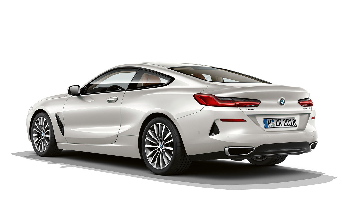 BMW 8 Serisi Coupé, Metalik Beyaz/Mineral. Metalik Beyaz/Mineral BMW 8 Serisi Coupé'nin beyaz arka plan üzerinde görüntüsü.