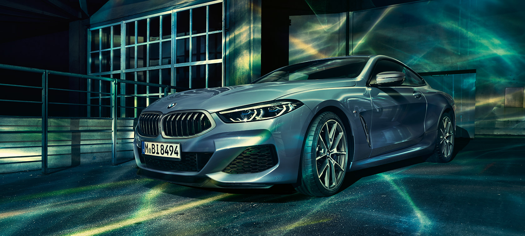 BMW 8 Serisi Coupé, önden görünüm. BMW 8 Serisi Coupé'nin sanayide bina önünde önden görüntüsü.