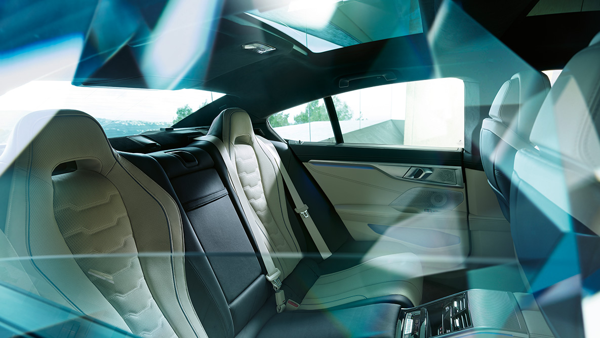 Arka kısımda spor otomobil karakteri BMW 8 Serisi Gran Coupé, arka kısımda spor otomobil karakteri