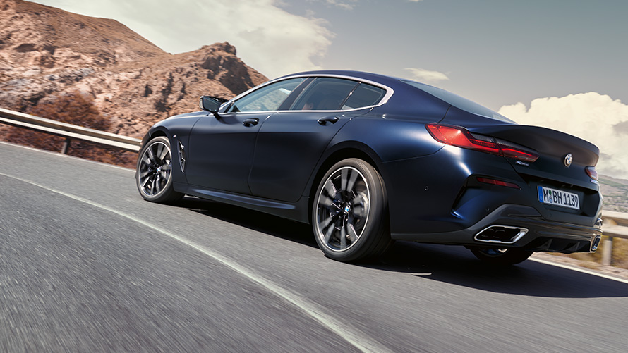 BMW 840i xDrive Gran Coupé G16 LCI, dağ yolunda sürüş halinde BMW 840i xDrive Gran Coupé G16 LCI, Metalik Mavi/Portimao, dağ yolunda sürüş halinde ön çaprazdan görünüm
