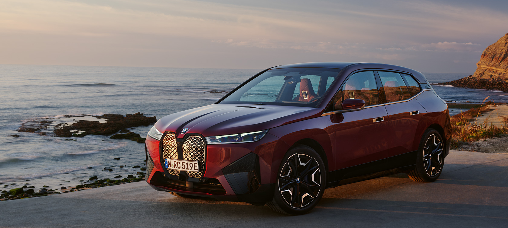 BMW iX i20 2021 elektrikli SUV BMW iX xDrive50 Metalik Kırmızı/Aventurin sahilde