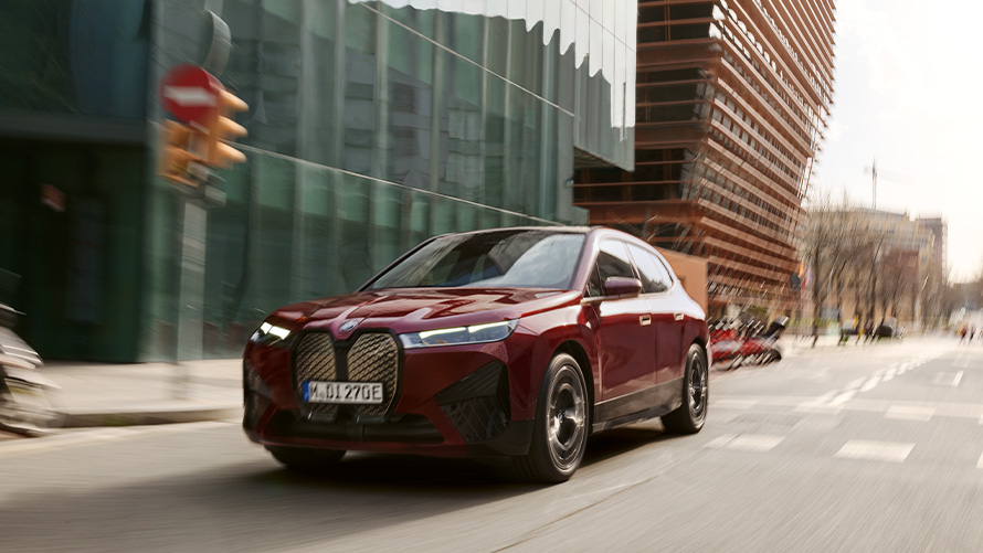 BMW iX i20 elektrikli SUV, BMW iX xDrive50, sürüş asistanı BMW iX i20 elektrikli SUV, BMW iX xDrive50, Metalik Kırmızı/Aventurin, şehir içinde sürüş