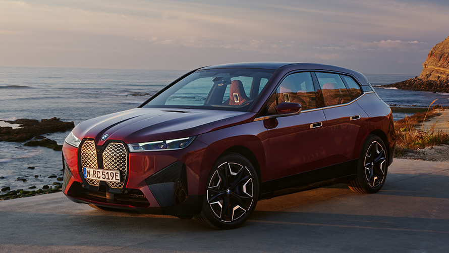 BMW iX i20 elektrikli SUV, BMW iX xDrive50, dış tasarım aerodinamik özellikleri BMW iX i20 elektrikli SUV, BMW iX xDrive50, Metalik Kırmızı/Aventurin, dış tasarımın yandan görünümü