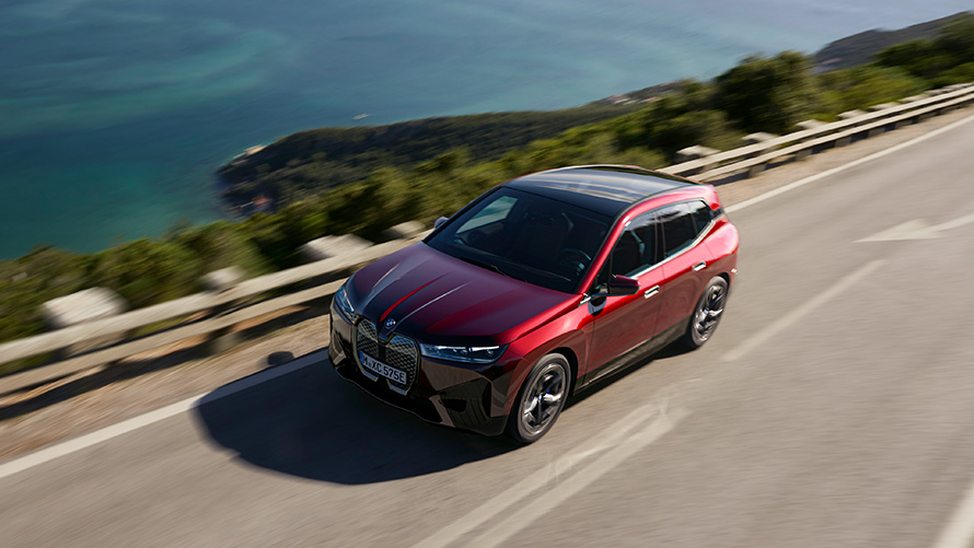 BMW iX i20 elektrikli SUV, BMW iX xDrive50, performans BMW iX i20 elektrikli SUV, BMW iX xDrive50, Metalik Kırmızı/Aventurin, yolda seyir halinde performans