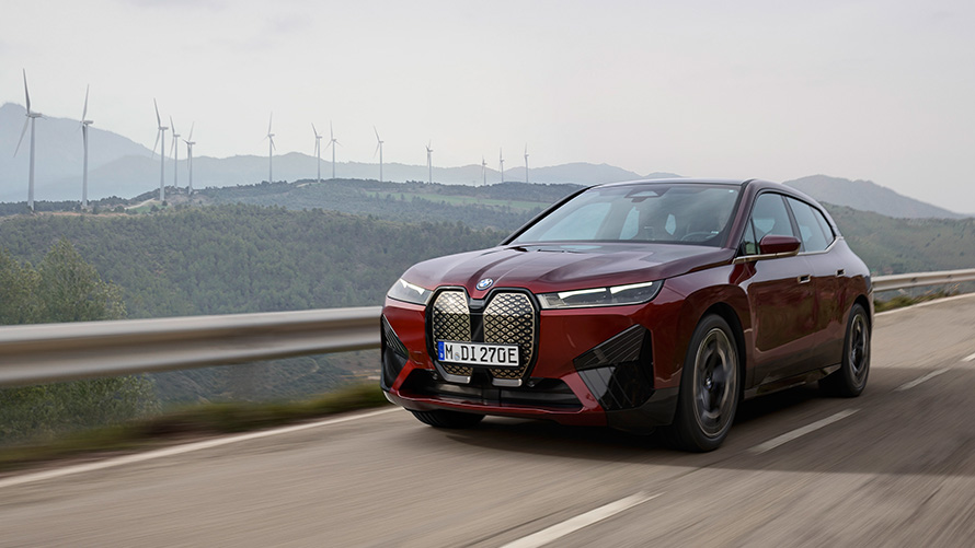 BMW iX xDrive50 i20 elektrikli SUV, sürdürülebilirlik BMW iX xDrive50 i20 elektrikli SUV, sahil yolunda sürüş, sürdürülebilirlik
