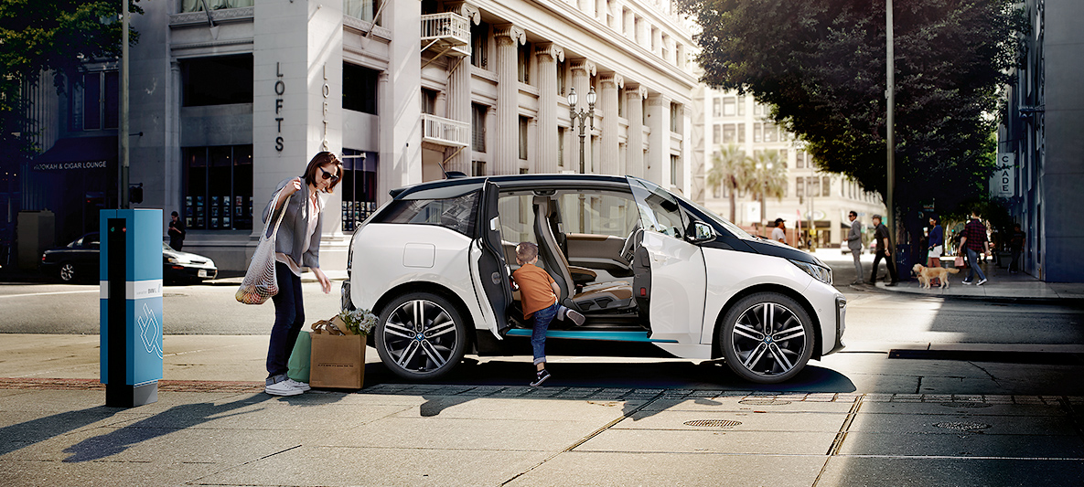 Yeni BMW i3 nasıl şarj ediliyor? Yeni BMW i3 yolda e-şarj hizmeti ile şarj edilirken