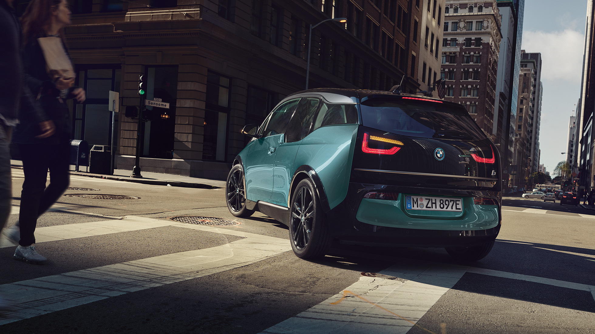 BMW i3, sürüş sırasında arkadan görünüm BMW i3 I01 Metalik Mat Gri vurgulu Metalik Bej/Jucaro, şehir içinde sürüş sırasında arkadan görünüm