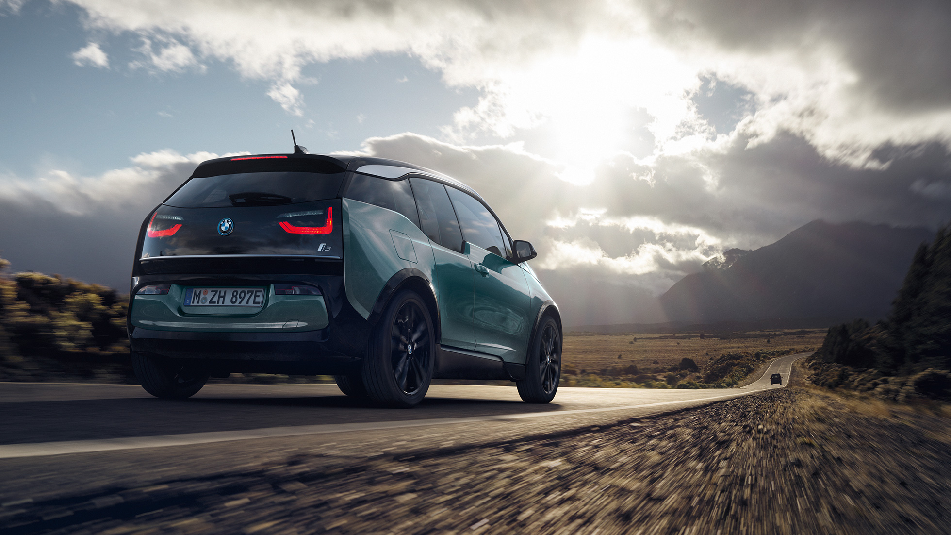 BMW i3, otoyolda sürüş sırasında arkadan görünüm BMW i3 I01 Metalik Mat Gri vurgulu Metalik Bej/Jucaro, otoyolda sürüş sırasında arkadan görünüm