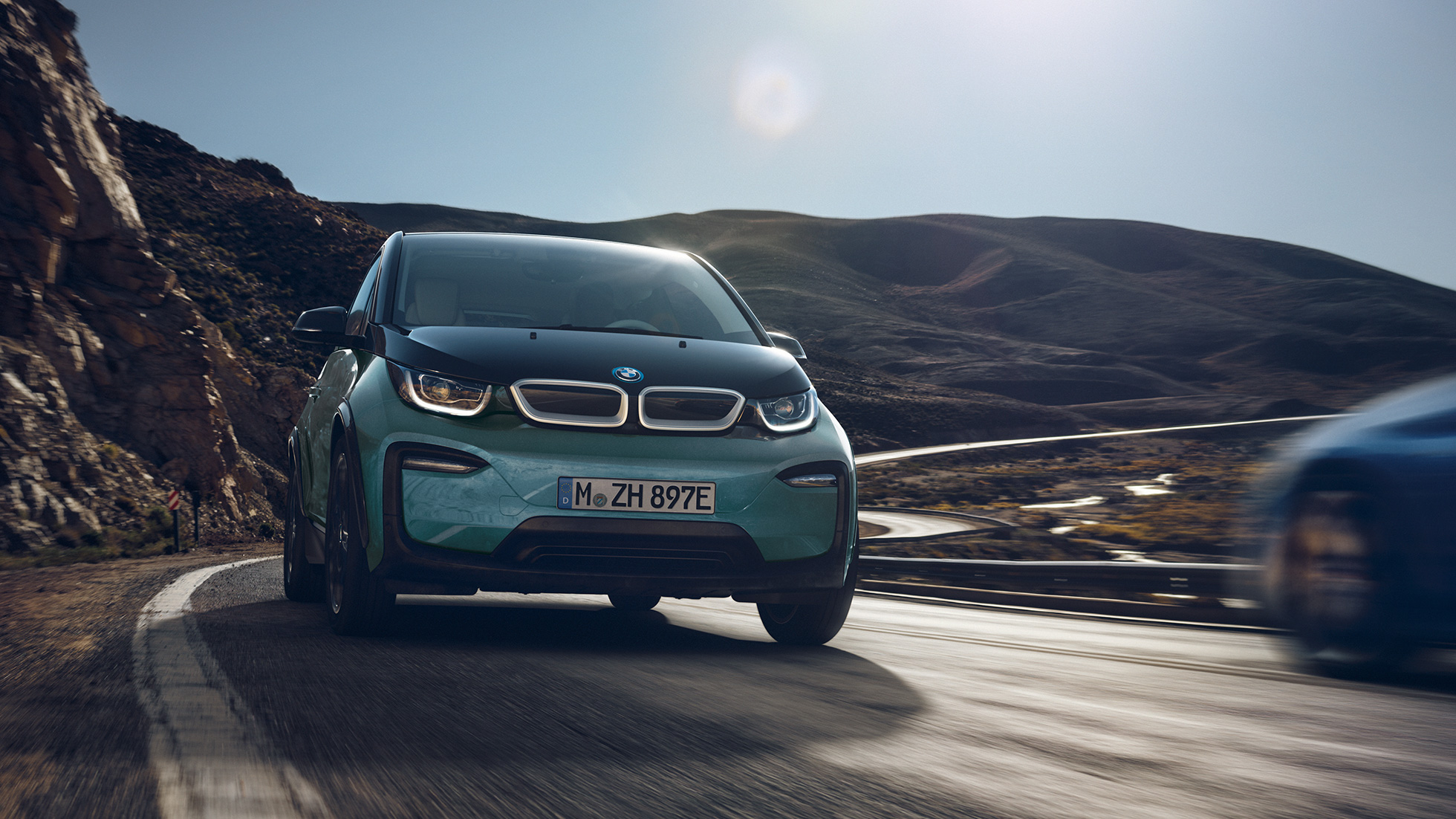 BMW i3, sürüş sırasında yandan görünüm BMW i3 I01 Metalik Mat Gri vurgulu Metalik Bej/Jucaro, şehir içinde yandan görünüm