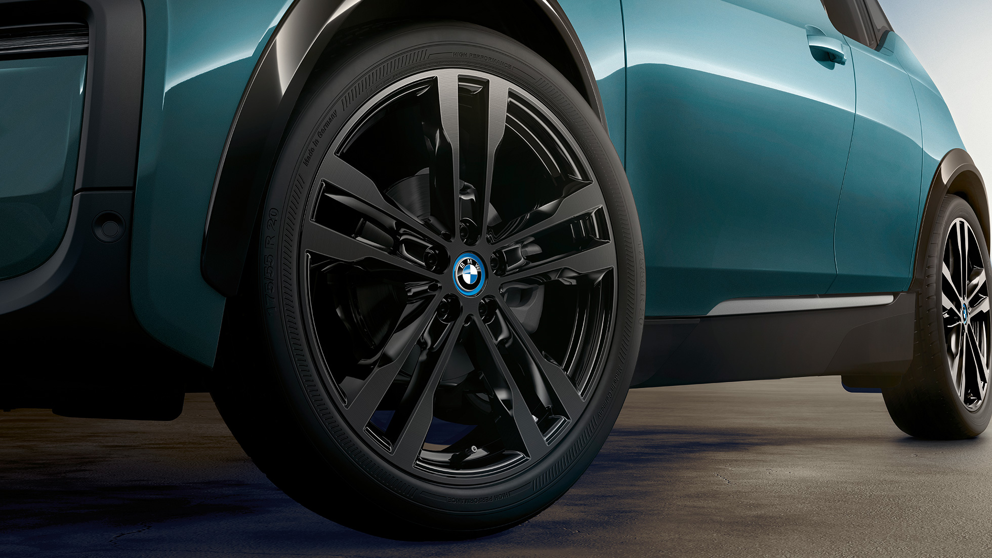 BMW i3 hafif alaşım jant BMW i3 I01 Metalik Mat Gri vurgulu Metalik Bej/Jucaro, hafif alaşım jantların yakın plan görüntüsü
