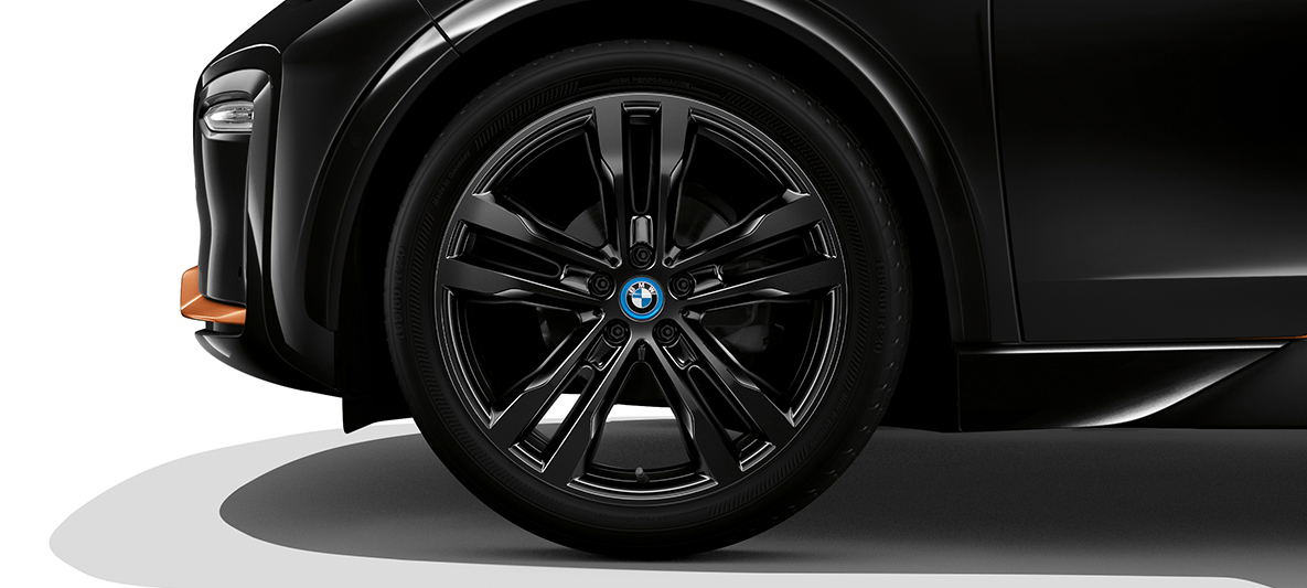 BMW i3s Edition RoadStyle, hafif alaşım jantlar ile yandan ön görünüm BMW i3s Edition RoadStyle I01 E-Bakır vurgulara sahip Metalik Siyah/Fluid, hafif alaşım jantlar ile yandan ön görünüm