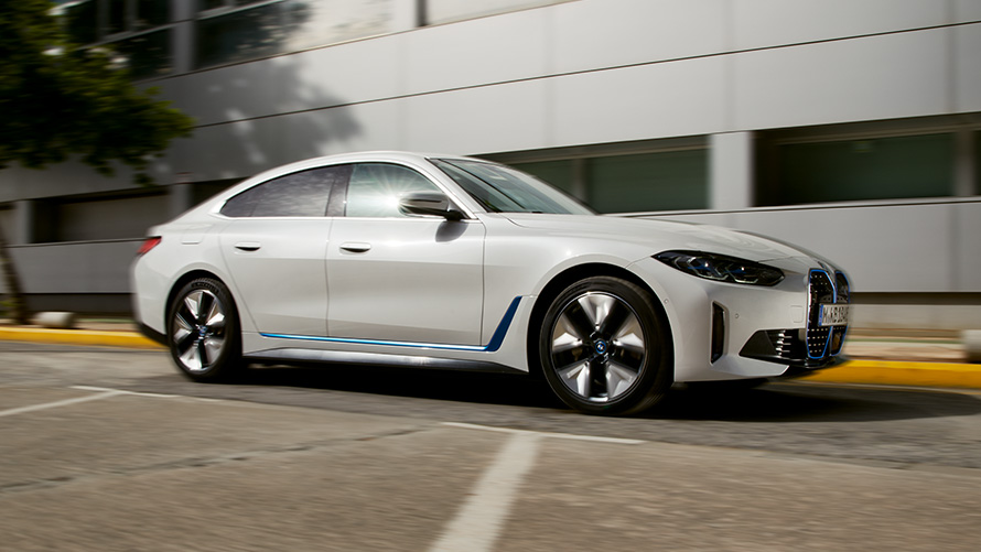 BMW i4 (G26), Metalik Beyaz/Mineral, Yandan görünüm BMW i4 (G26), Metalik Beyaz/Mineral, Yandan görünüm