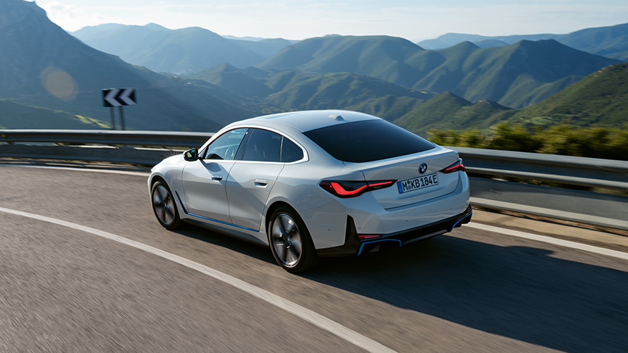 BMW i4 eDrive40 G26, sürüş sırasında ön çaprazdan görünüm BMW i4 eDrive40 G26, Metalik Beyaz/Mineral, sürüş sırasında ön çaprazdan görünüm