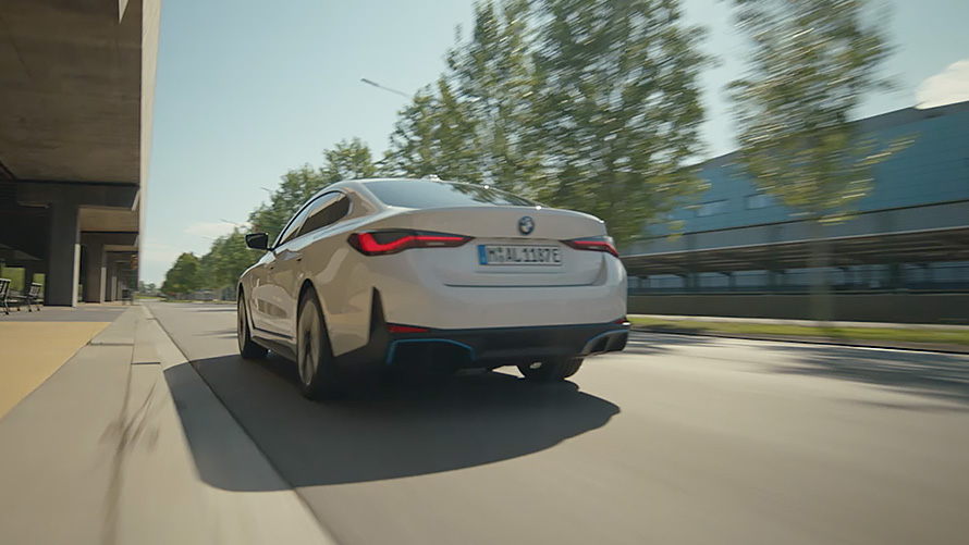 Tamamen elektrikli BMW i4 M50 G26'nın ait sürüş dinamikleri ve hızlanma özellikleri hakkında video Tamamen elektrikli BMW i4 M50 G26'nın ait sürüş dinamikleri ve hızlanma özellikleri hakkında video