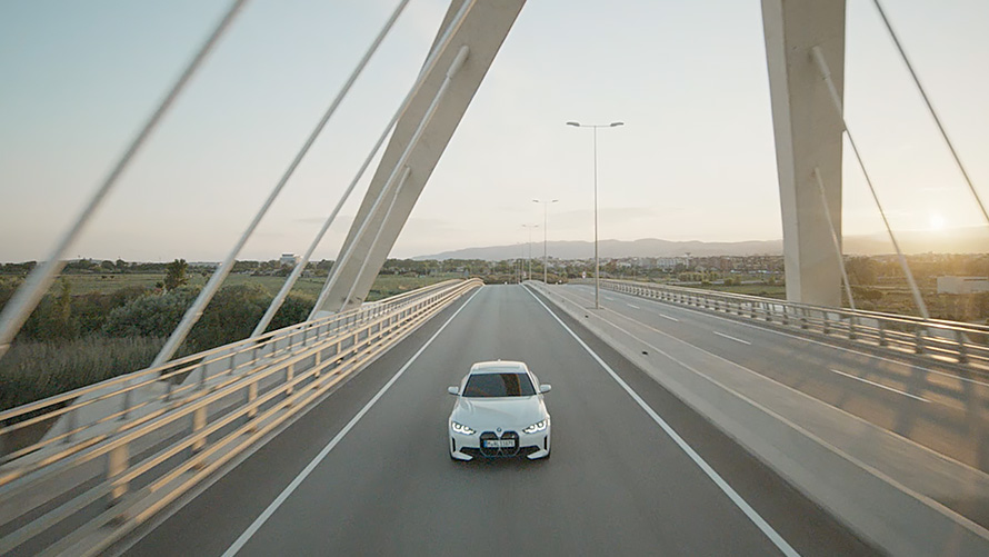 Bu Videoyu İzleyerek BMW i4 ve Şarj Hakkında Daha Fazla Bilgi Alın. Bu Videoyu İzleyerek BMW i4 ve Şarj Hakkında Daha Fazla Bilgi Alın.